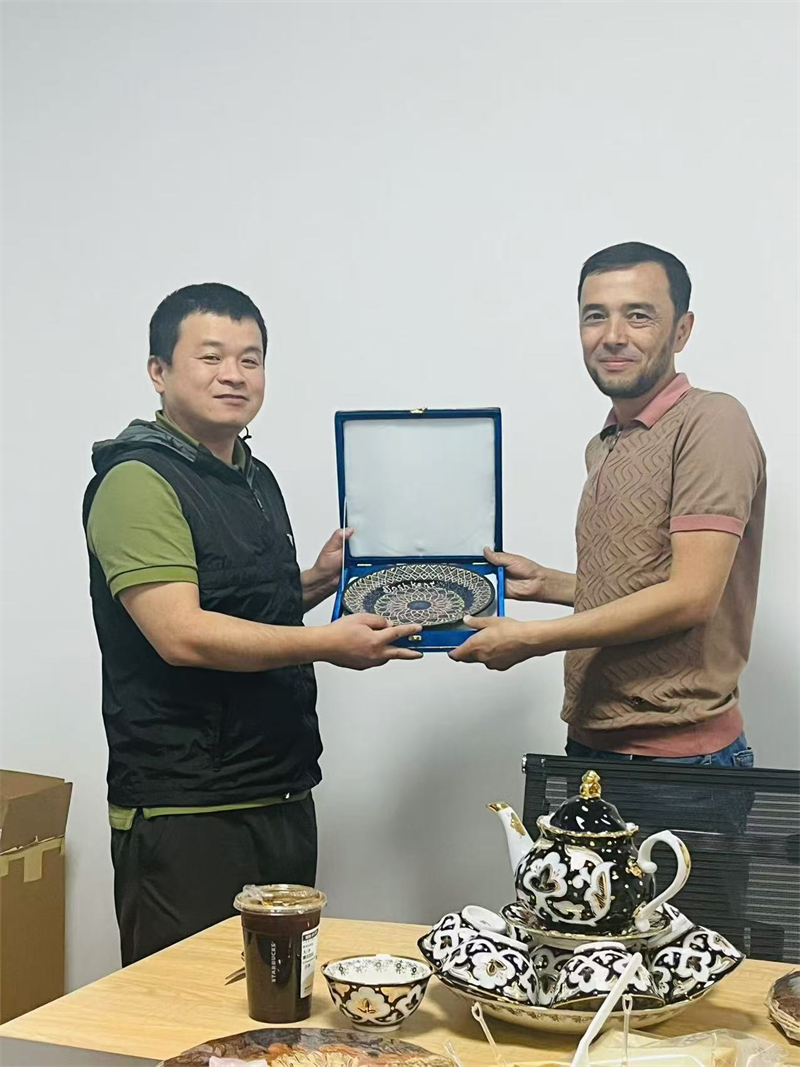 Los comerciantes en el extranjero visitaron nuestra empresa para comenzar un nuevo viaje de exportaciones de automóviles